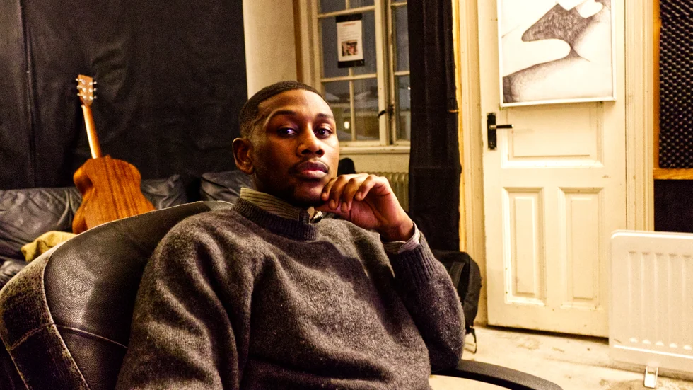Josiah "Jae" Dillmar spelar in i en studio högst upp i Ungdomens hus.