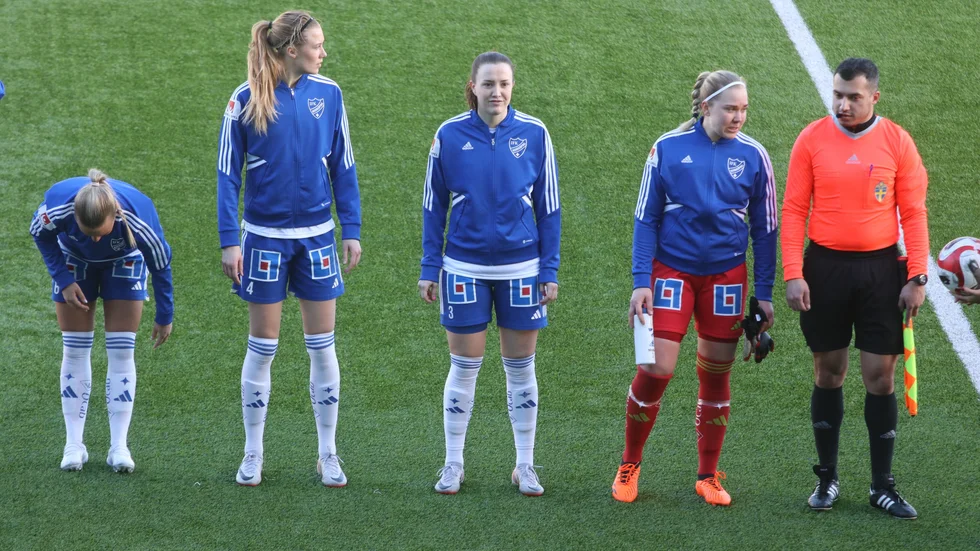 Maja Regnås Valcic (mitten) fick en positiv debut i IFK-tröjan.