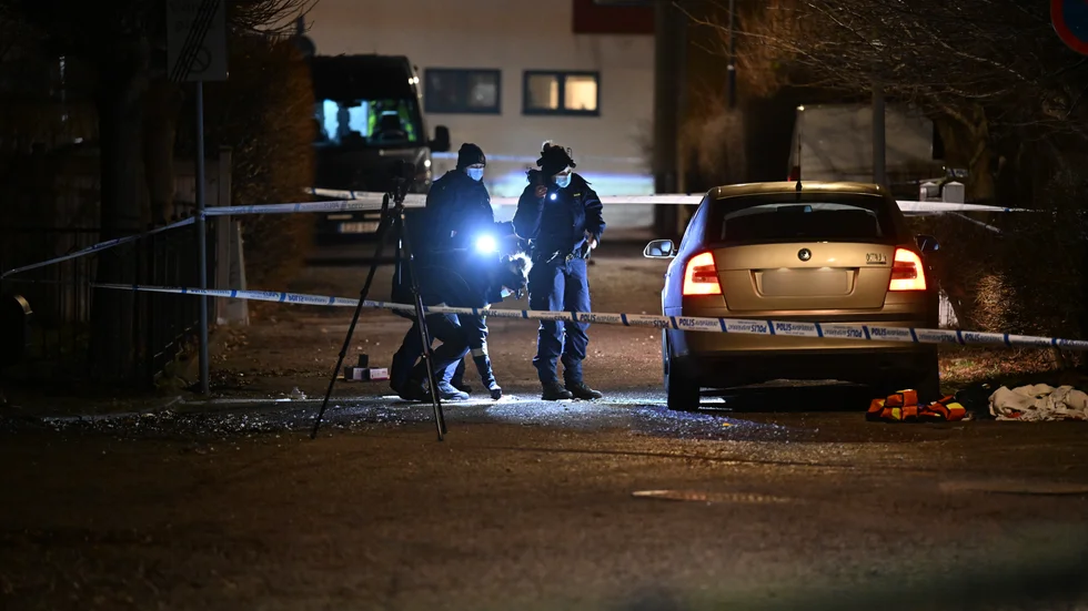 Ingen är gripen efter att två personer sköts ihjäl i sydvästra Göteborg på lördagen. Bild från lördagskvällen.