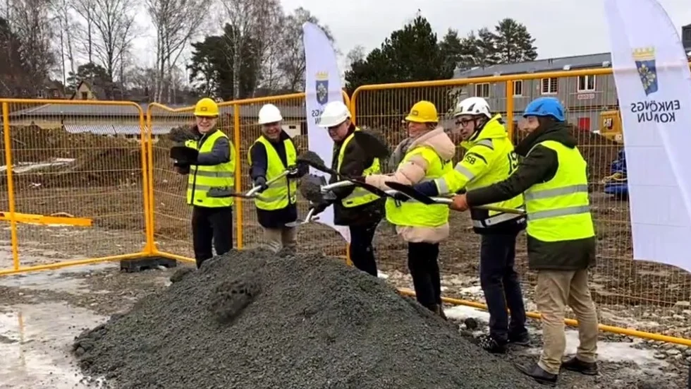 Första spadtaget till Lillsidanskolan.