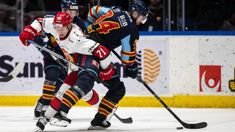 Jakob Ragnarsson och Djurgårdens Daniel Brodin när de stötta på varandra på Hovet nyligen. Från och med nu delar de omklädningsrum.