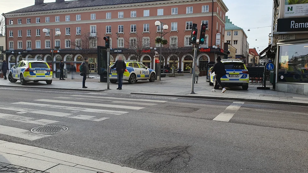 Åtminstone tre polispatruller larmades till Trädgårdstorget vid lunchtid på måndagen.