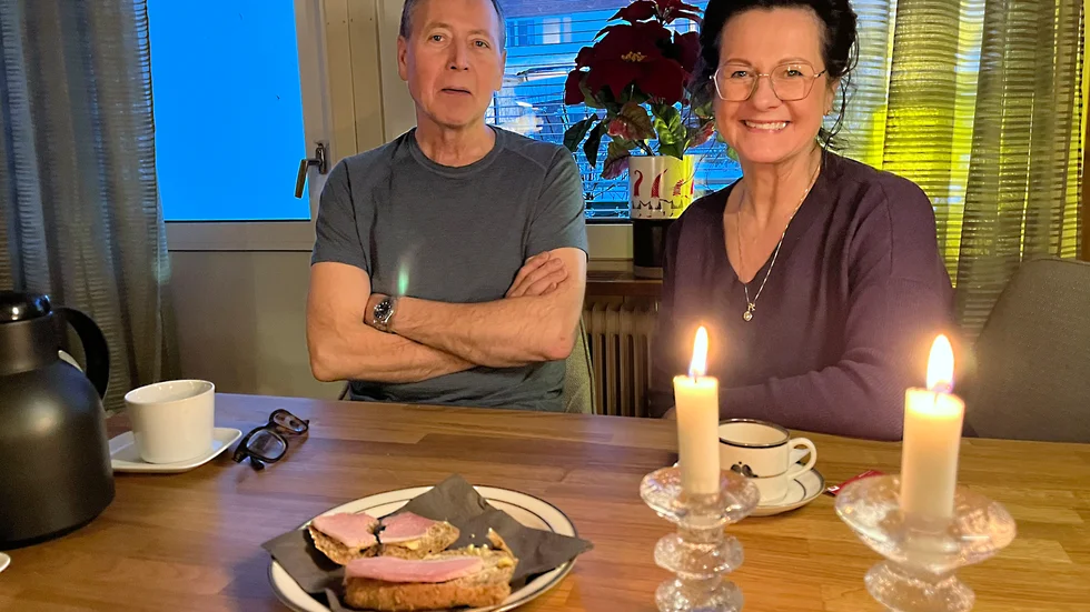 Svein och Eva är på besök i Gällivare. Dagen efter åker de tillbaka till ön Hille utanför norska kusten där de lever sitt liv som de själva skapar. 