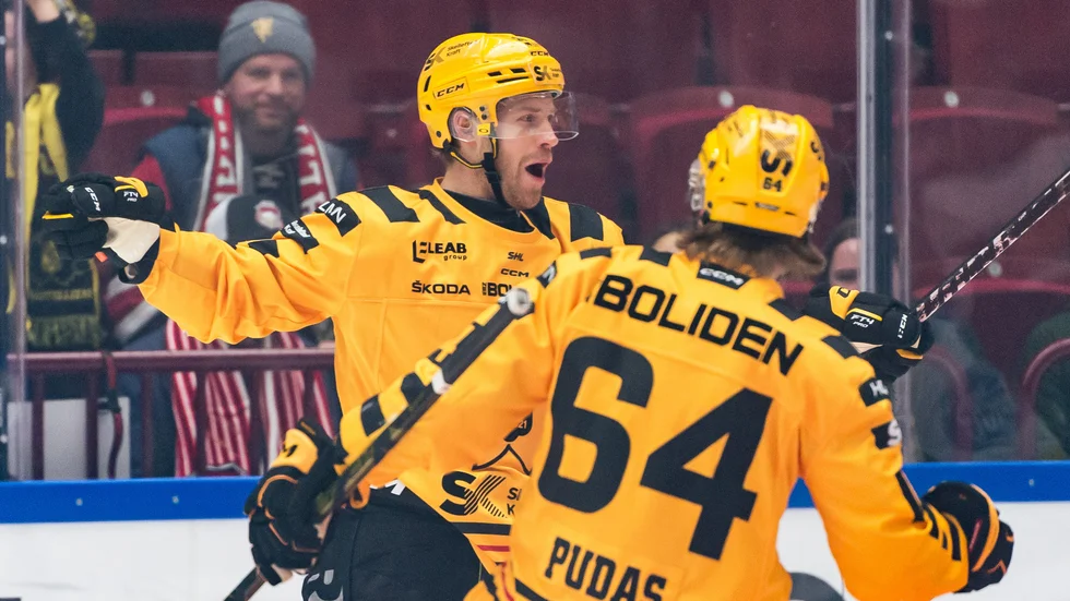 Oscar Lindberg gjorde 1–0 i första perioden och spelade fram till ytterligare två mål i förlängningssegern mot Malmö.