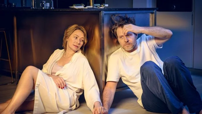 "Mitt i livet" beskrivs som ett varmt relationsdrama om ett par i kris. Sofie och Micke har varit gifta i tio år, har en dotter och ett stort hus. Hon älskar honom inte längre, till en början gör han allt för att byta samtalsämne och till slut börjar ett nytt samtal där de så småningom börjar förstå varandra.