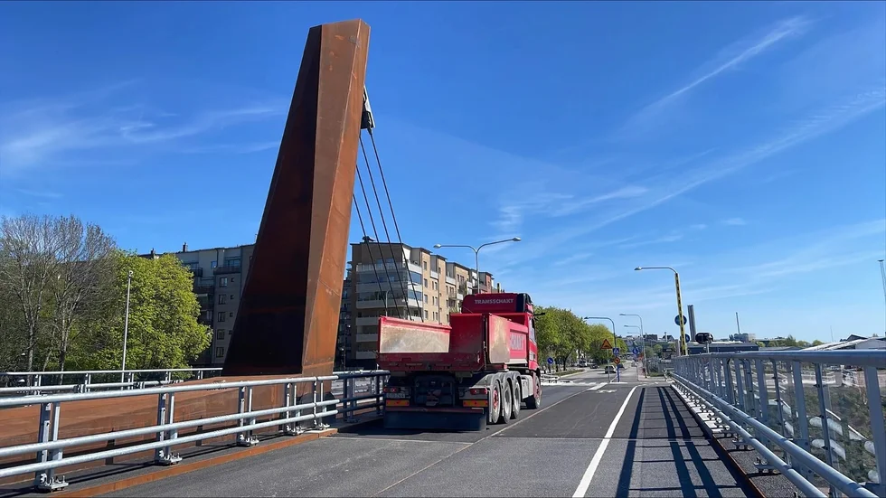 På tisdagen kör bilar åter över Tullgarnsbron.