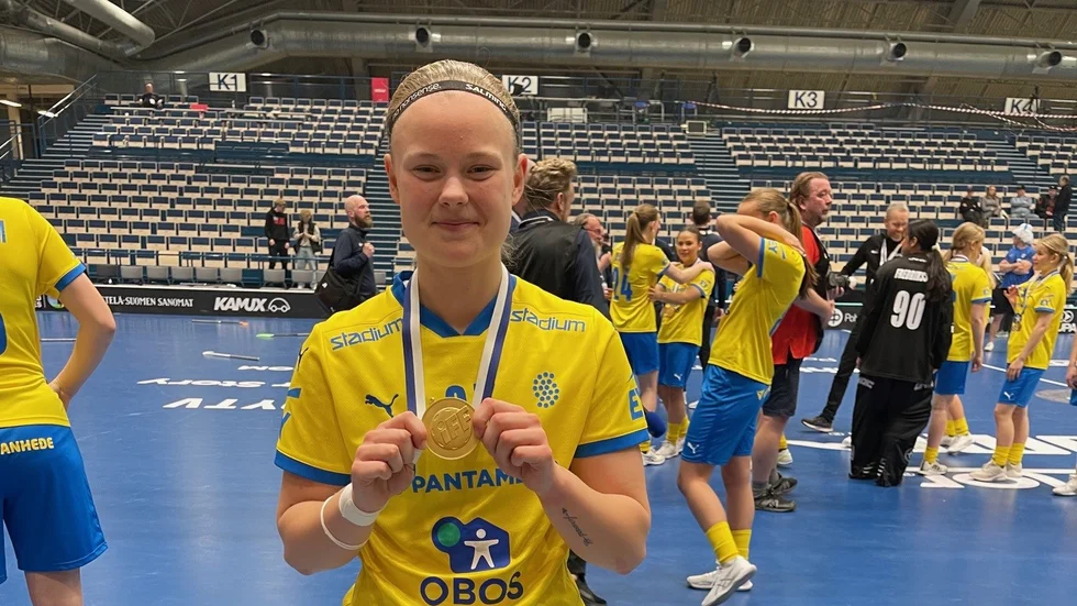 Storvretas Julia Nilsson visar glatt upp sin guldmedalj från U19-VM.