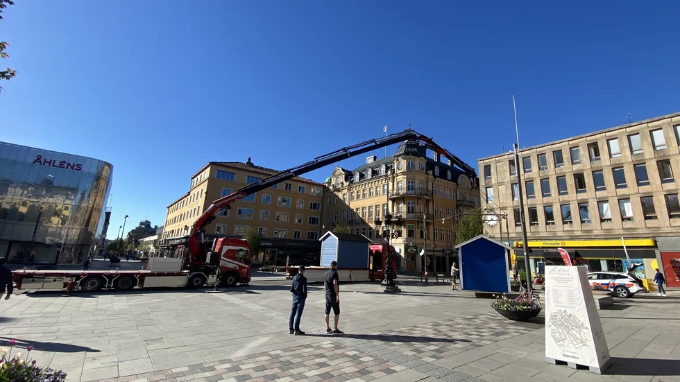 Här kommer den första av valstugorna på plats på Stora torget.