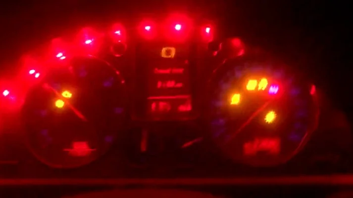 Polisen fick tips om filmer som, enligt åklagaren, visade att en A-traktor gick fortare än tillåtna 30 kilometer i timmen. (Bilden är hämtad ur förundersökningen.) 