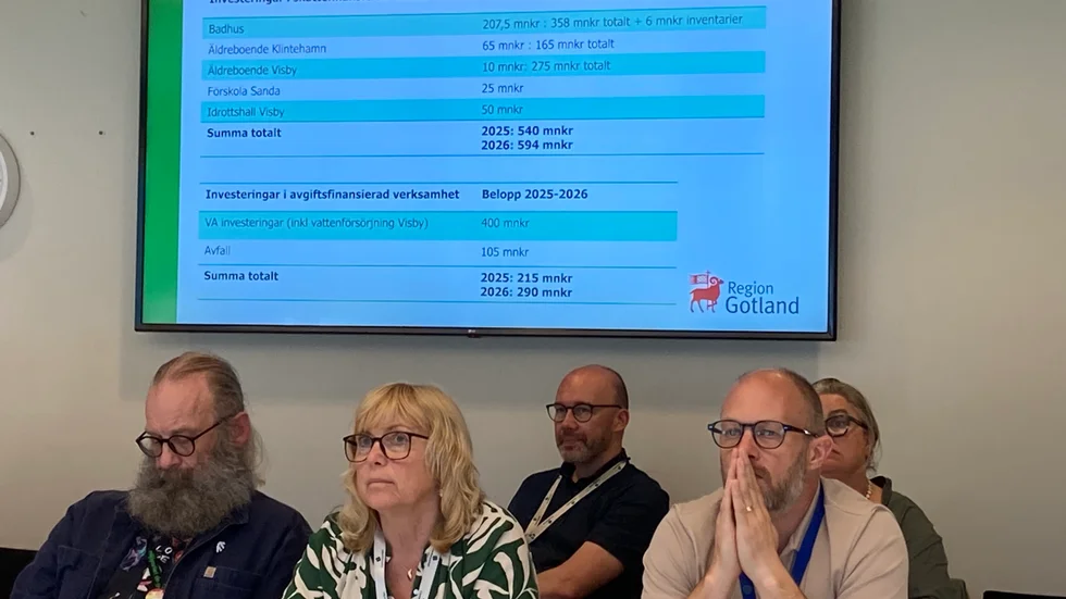 Bekymrade politiker efter budgetberedning: Micke Seid (MP), Eva Nypeliuis (C), Andreas Unger (M). Bakom Johan Malmros (C) och Anna Eklund (L).