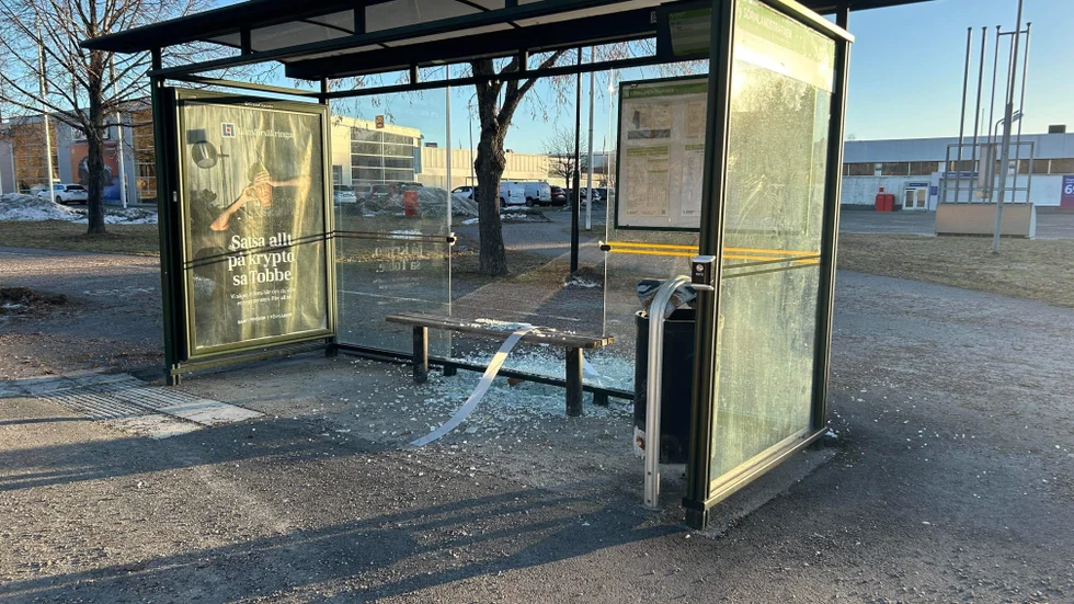 Busskuren precis intill bensinmacken OKQ8, längst Vassmogatan är en av de busskurer som fått glasen krossade under vintern. 