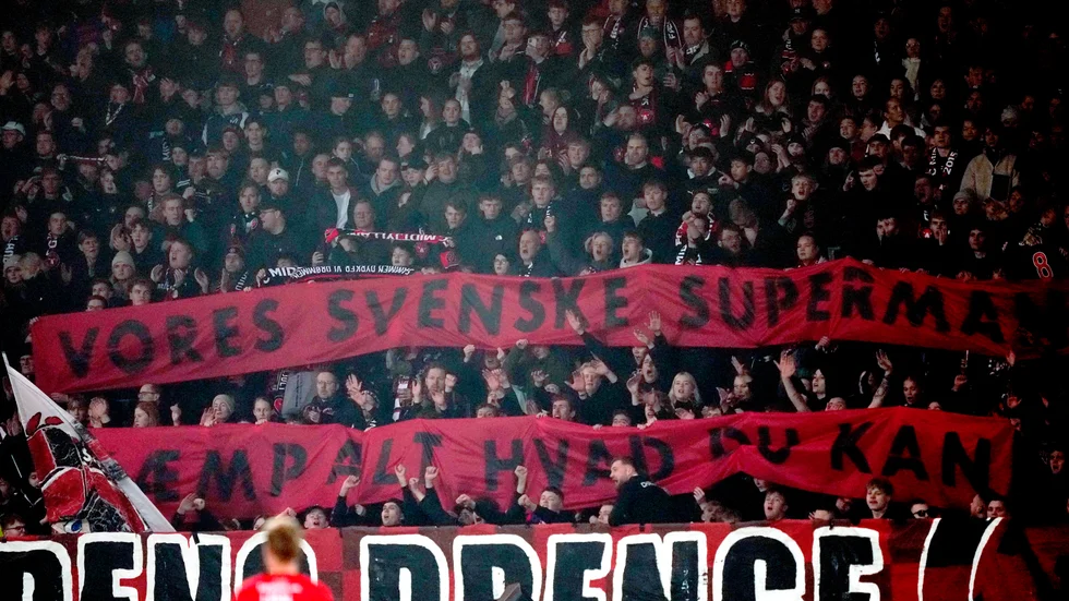 I den åttonde minuten pausades matchen för att hylla Kristoffer Olsson.