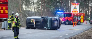 Skoltaxi i viltolycka på väg 223 – voltade och hamnade på sidan