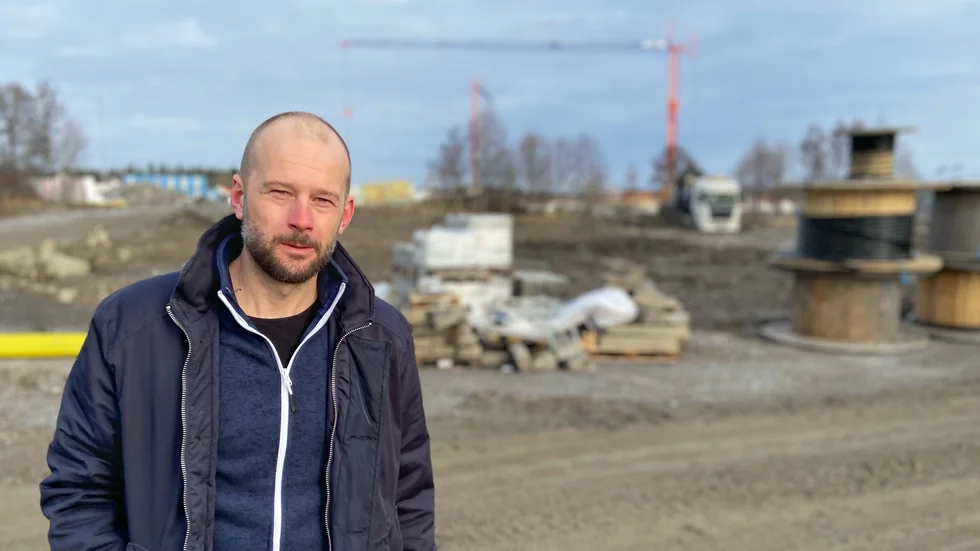 Bygget av sporthallen följer tidsplanen, säger Erik Granbeck som är kommunens projektchef. I tisdags meddelades startbeskedet och på måndag drar en underentreprenör igång.