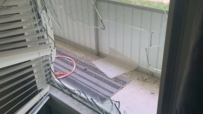 Mannen tog sig in genom att krossa balkongdörrens fönsterruta.