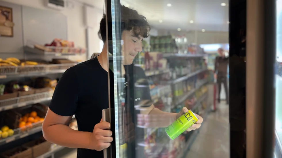 Enrico Franzén, 14, har inte rätta åldern inne, men kan ändå köpa energidryck i den obemannade butiken i Mantorp.