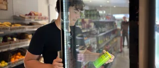 TEST: Så lätt köper Enrico, 14, energidryck i obemannad butik