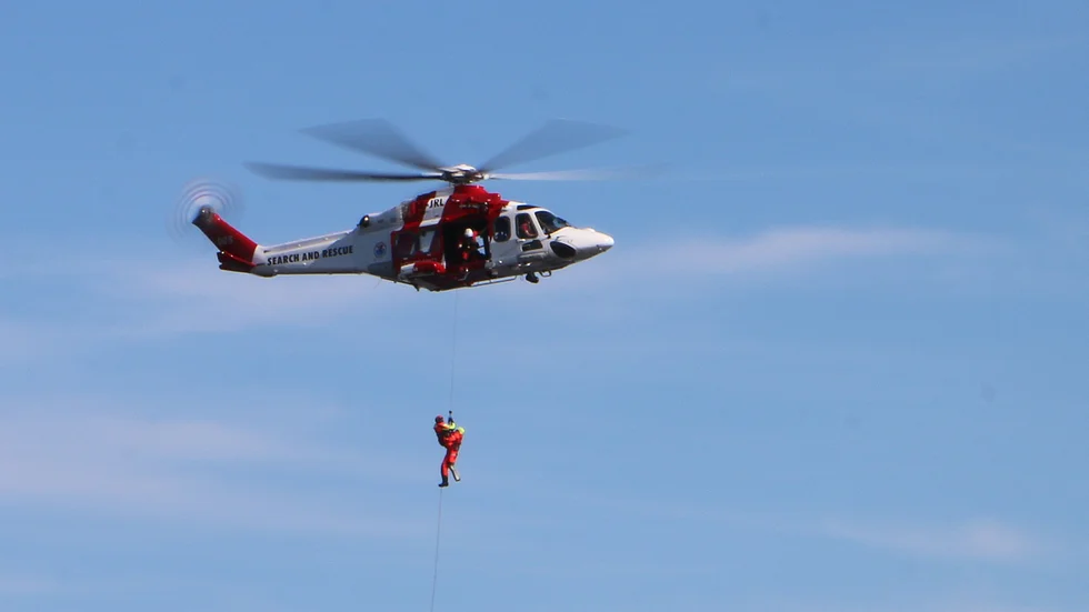 Sammanlagt tre personer fick hjälp av en ytbärgare att bli vinschade upp i en helikopter.
