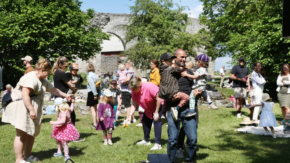 Barndisco vid Roma kungsgård, ett superfint sätt att fira nationaldagen, menade många av de flera hundra som var med.
