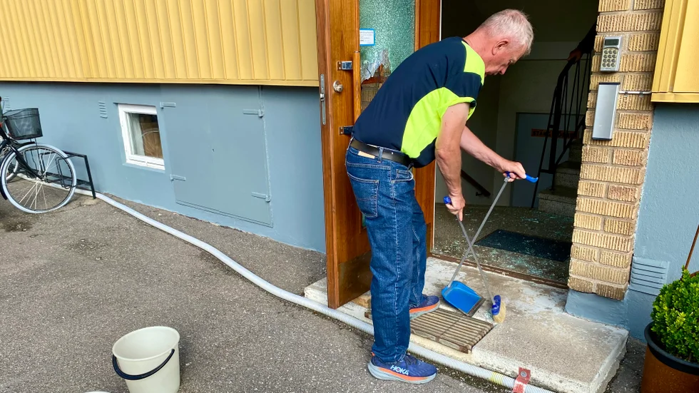 Ordförande Tomas Johnsson berättar att varken polisen eller grannar har kontaktat honom efter nattens skjutning i bostadshuset.
