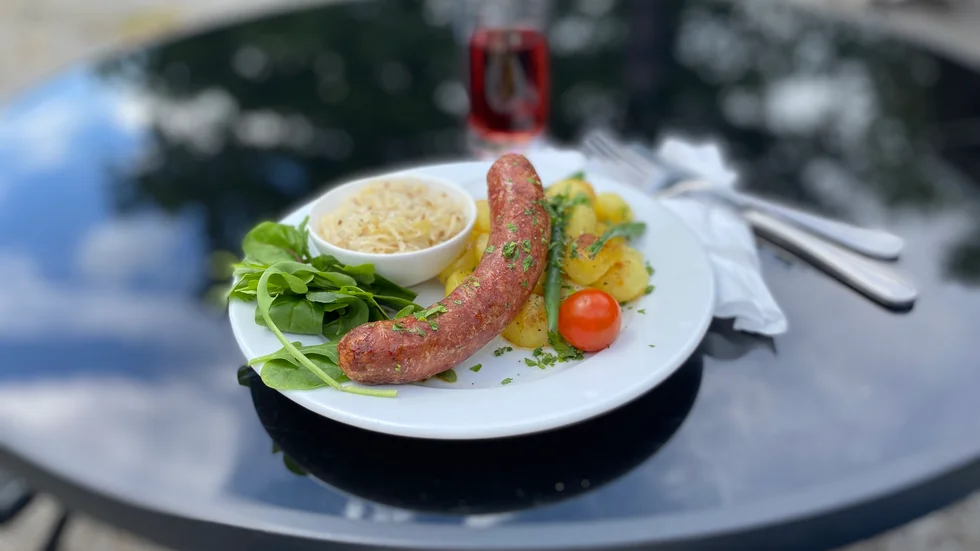 Kaféets egen kabanoss på viltfärs med stekt potatis, surkål och senap.