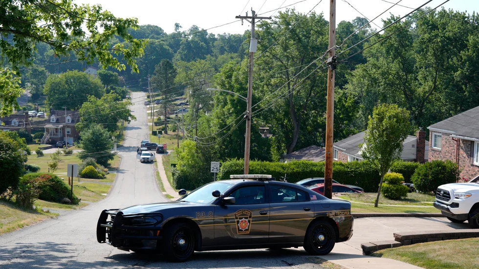 Polis spärrar av en gata nära den misstänkt skyttens hem i Bethel Park, Pennsylvania.