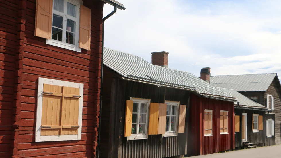 Det finns flera anledningar till att kyrkstugorna i Öjebyn behöver renoveras. Klimatförändringar är en av dem, men det är också brist på hantverkare som har kunskap om traditionella metoder och material.