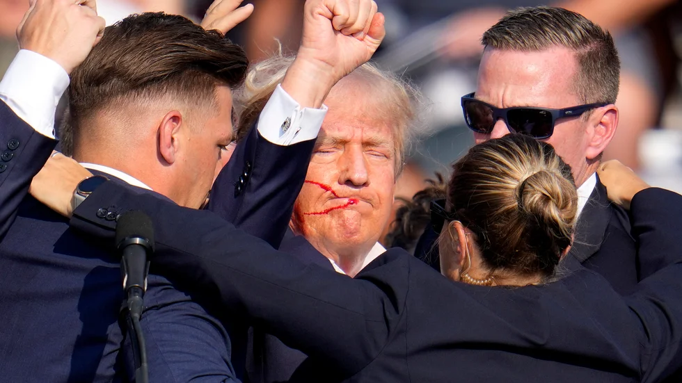 Den republikanske presidentkandidaten Donald Trump skottskadades under ett kampanjmöte i delstaten Pennsylvania på lördagen.