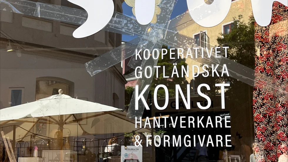 Två hål i fönstrena upptäcktes söndag morgon av butikens personal.