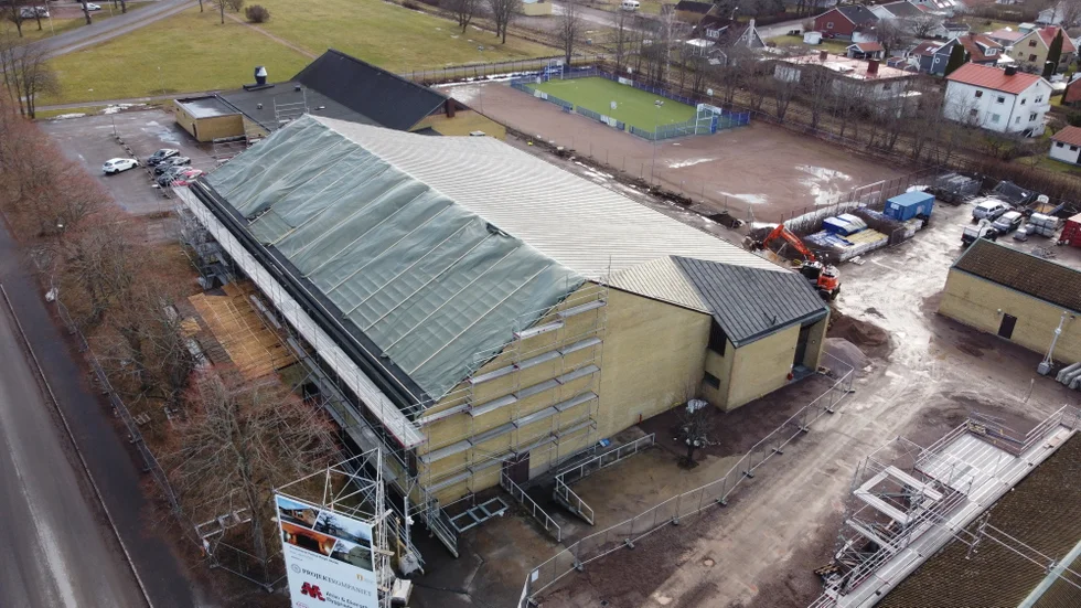 Sporthallen i Vadstena är fortfarande utan tak och är för tillfället täckt.