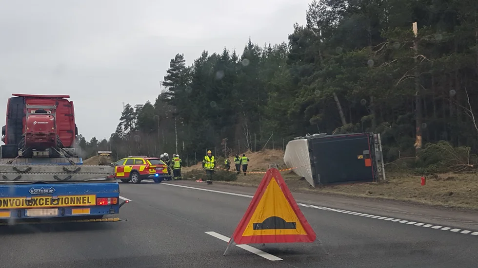 Lastbilen körde av E4 och in i ett träd. 