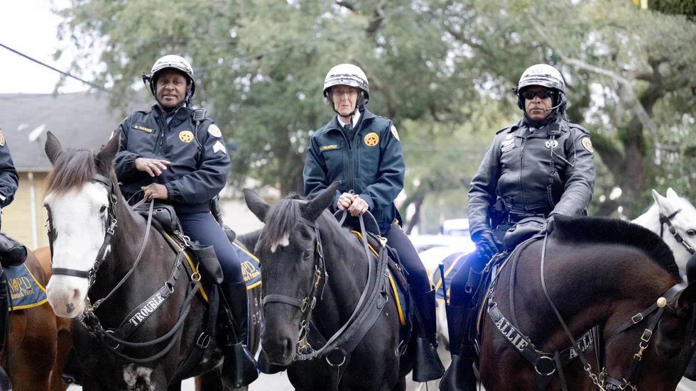 New Orleans polischef Anne Kirkpatrick (i mitten) vid årets Mardi Gras-parad i februari.