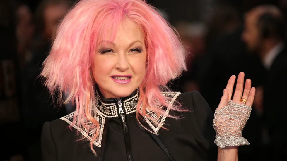 Cyndi Lauper har skrivit text och musik till "Kinky Boots". För översättningen står Calle Norlén.