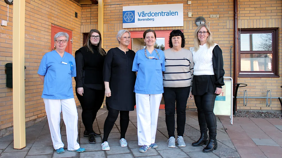 Monica Dahlgren, distriktssköterska, Susanna Ekenberg, verksamhetschef, Sanna Christoffersen, vårdadministratör, Lavinia Nita, undersköterska, Anki Pahlm, vårdadministratör/samordnare och Lisa Bergander, verksamhetschef, ser fram emot att få jobba som ett team tillsammans mellan vårdcentralerna Borensberg och Lyckorna.