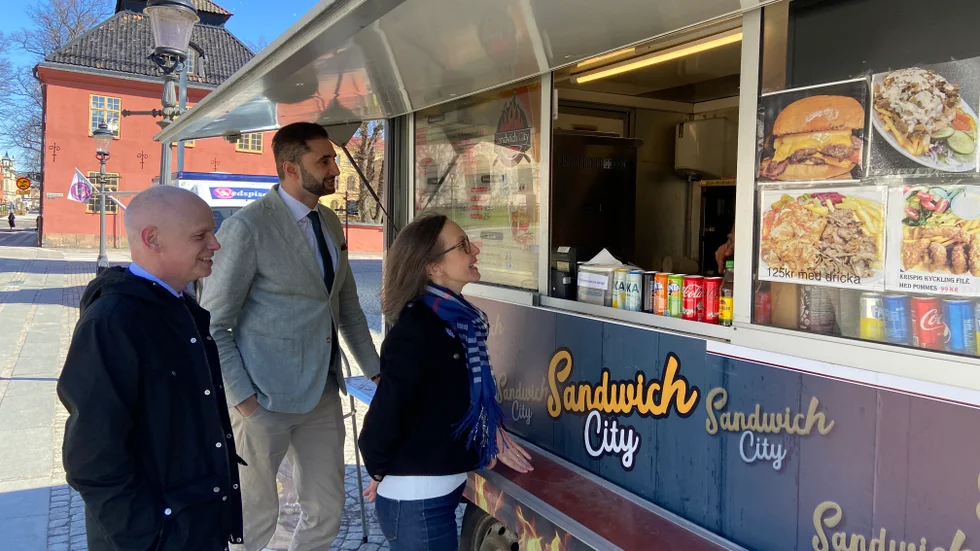 Ett mer levande torg är inte bara trevligt. Det gynnar även det lokala näringslivet, säger Urban Granström (S), Ahmad Eid (M) och näringslivschef Sofia Rydingsvärd.