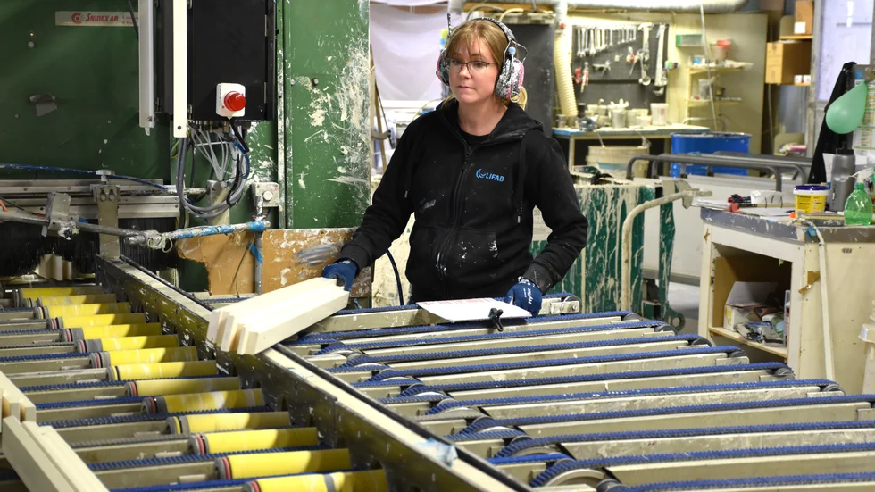 Jessika Åström jobbar på planlinjen i Snidex snickeri i Burträsk