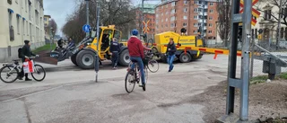 Sopmaskin körde igenom tågbommar i Uppsala