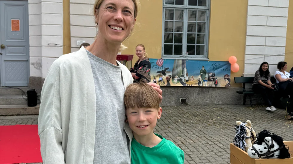 Maria Davidsson och sonen Sixten som har målat glas.