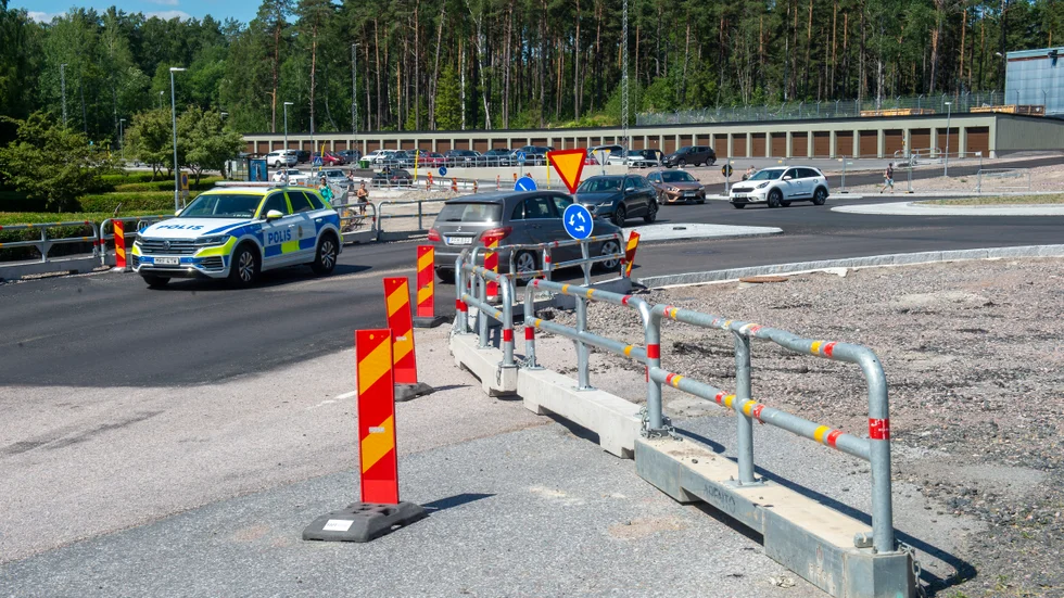 Delar av Brandkärrsvägen är först att få ny asfalt. Arbetet görs nattetid.