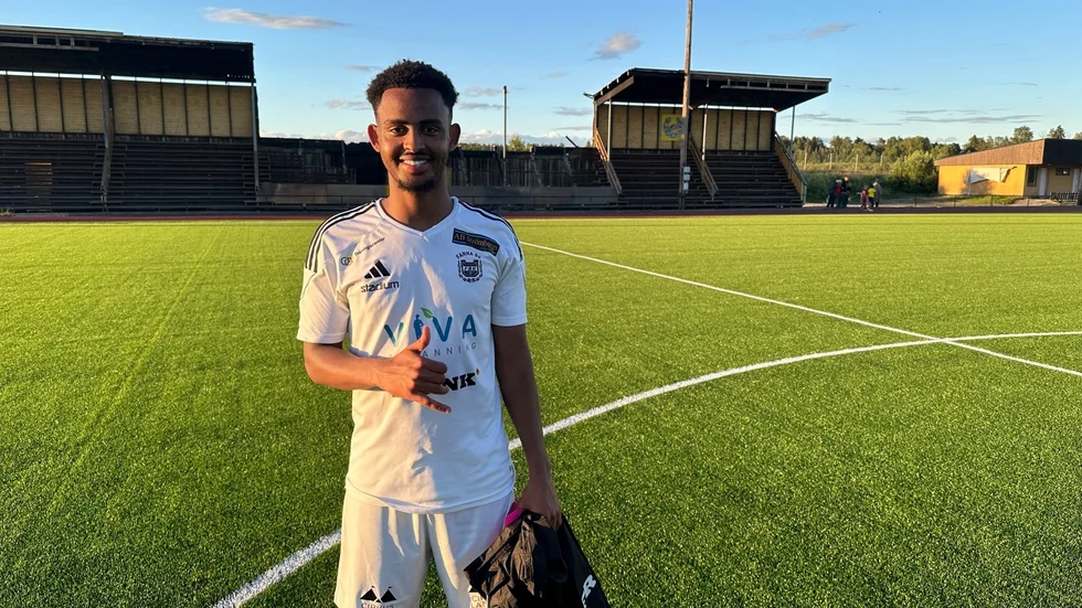 Ismael Abdi Moussa, Fanna BK tvåmålsskytt på Tegelvallen, där skalet av den nedbrända läktaren syns i bakgrunden.