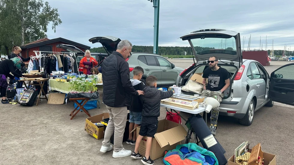 Hamnen skulle må bra av mer liv, tycker Firass Alazawi. Premiären för bakluckeloppisen var bra, men förhoppningsvis kommer ännu fler framöver, berättar han.