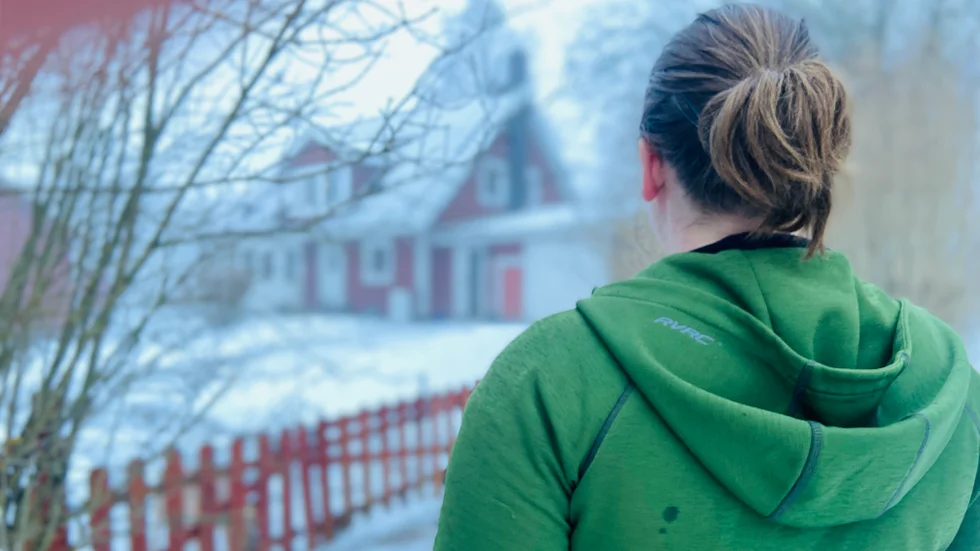 Separationen utartade till en mardröm och "Eva" är utestängd från den gemensamma villan och sina ägodelar. Den rättsliga kampen för att få tillbaka sitt liv har bara gett henne ett växande skuldberg. "Hur kan Rättssverige vara så uddlöst att man inte får hjälp i en sån här situation?", undrar hon. Bilden är arrangerad, kvinnan och platsen har ingenting med reportaget att göra.