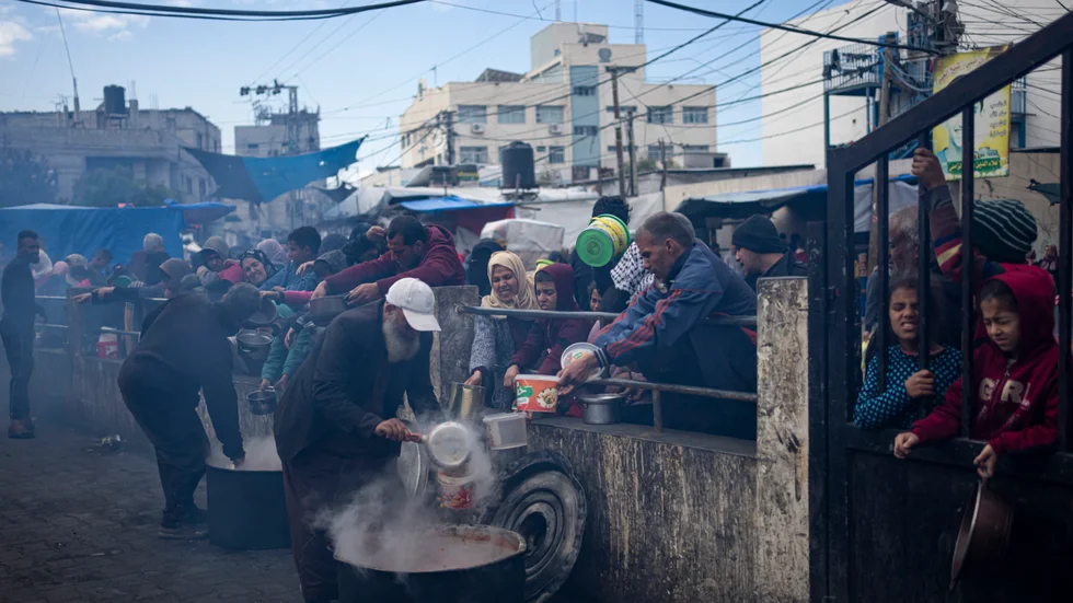 Palestinier i kö för ett mål mat i Rafah i södra Gaza.
