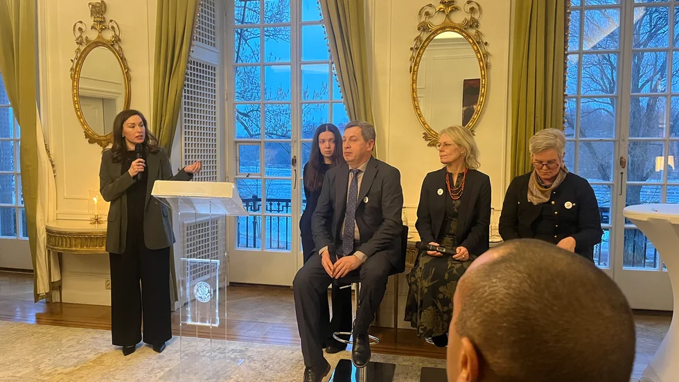 Från vänster ser vi samtalsledaren Katarina Tracz, generaldirektören Yurii Savchuk (med en tolk vid sin sida), generaldirektören Helene Rånlund och riksarkivarien Karin Åström Iko. Vi ser också bakhuvudet på journalisten och författaren Alex Voronov som för 48 år sedan föddes i Odessa i Ukraina och som nyligen gav ut boken "Blågula kriget". 