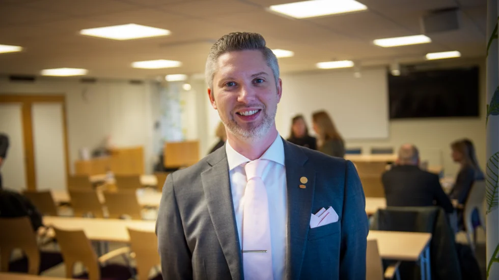 Regionstyrelsens ordförande i Sörmland, Christoffer Öqvist (M, bilden), skriver tillsammans med regionråden Tomas Borin (VfP), Lars Lundqvist (KD), Mattias Claesson (C) och Helena Koch (M).