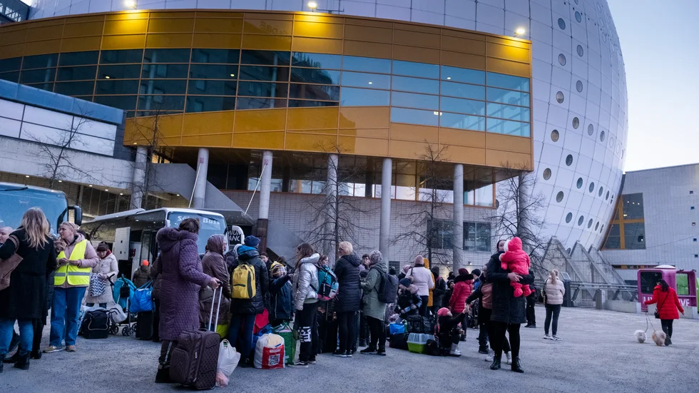 Jacob Johnson och Gunnar Kraft (båda V) argumenterar för höjd dagersättning och SFI för de ukrainska flyktingar som anlänt till Sverige allt sedan Rysslands angrepp för två år sedan.