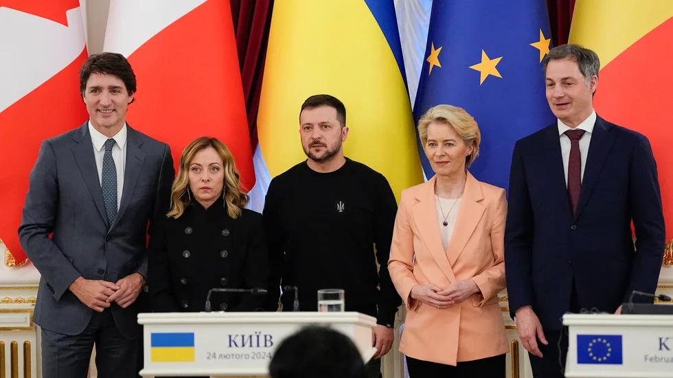 Kanadas premiärminister Justin Trudeau, Italiens premiärminister Giorgia Meloni, Ukrainas president Volodymyr Zelenskyj, EU-kommissionens ordförande Ursula von der Leyen och Belgiens premiärminister Alexander De Croo i Kiev på lördagen.