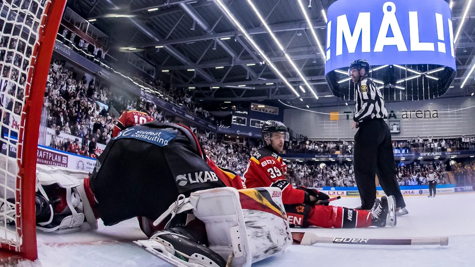 Luleås Pontus Själin och Joel Lassinantti deppar efter Leksands sena segermål.