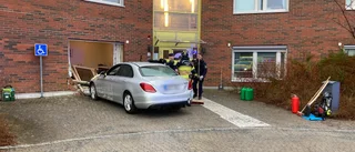 Körde rakt in i äldreboende – misstänks för mordförsök
