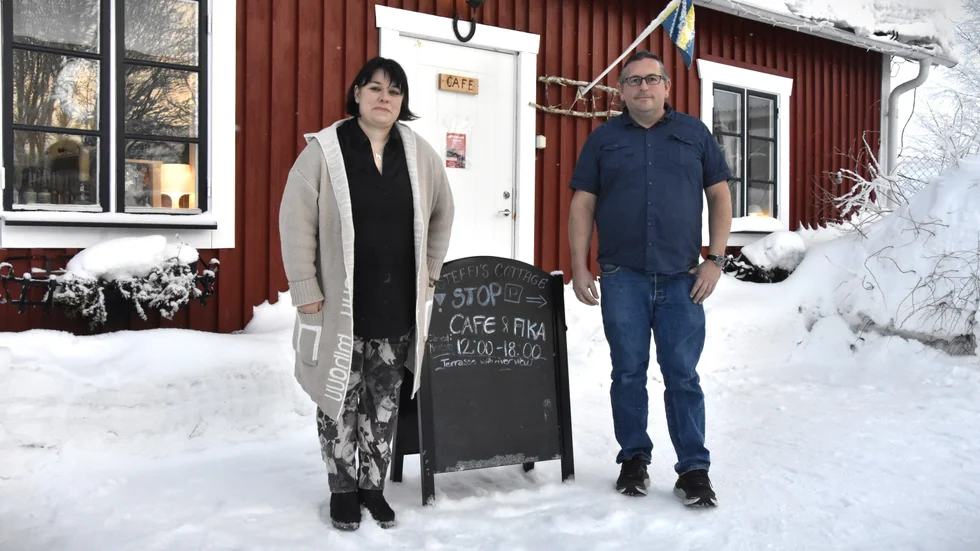 Stephanie Steffen och Alexander Leick flyttade till Sangis från Luxemburg. Nu driver hon café på gården medan han jobbar som busschaufför och hjälper till i cafét vid behov.